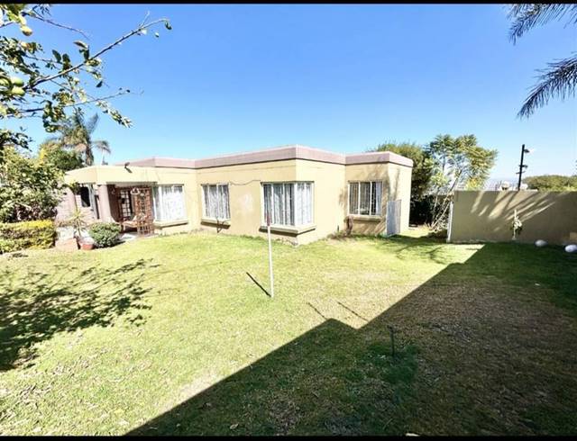 4 BEDROOM SIMPLEX FOR SALE IN HALFWAY GARDENS